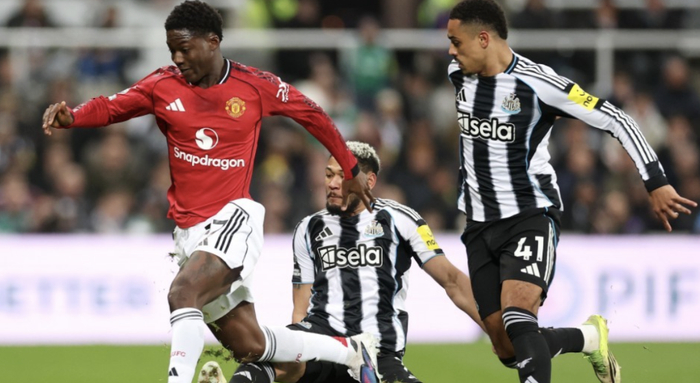 联赛11轮不败终结！曼联1-2遭十人纽卡绝杀，卡里克遭遇上任首败|纽卡斯尔|B费|拉姆塞|戈登|奥苏拉_新浪体育_新浪新闻